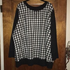 Houndstooth lightweight sweatshirt.